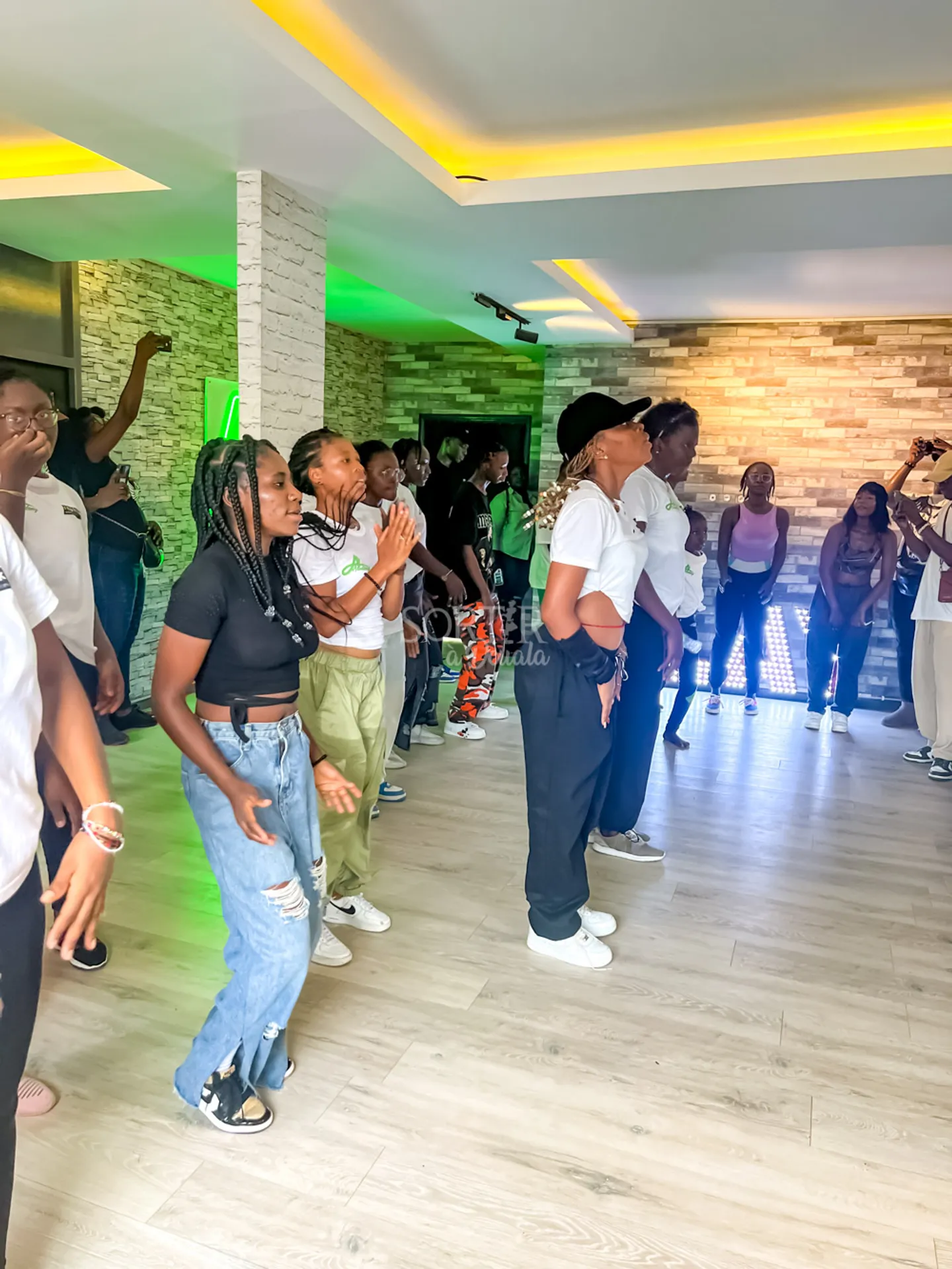 aj-academy-douala-acad-mie-danse-musique-salon-de-th-karaok